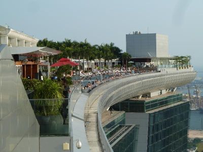 Marina Bay Sands - 2010 für 4,6 Milliarden Euro erbaut mit  2561 Zimmer. 146 m langer Pool mit Restaurant in über 191 m Höhe. Dachfläche ausreichend für 3.900 Personen. Hier feierten wir den 31. Geburtstag unserer Tochter Tanja.