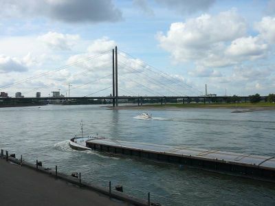 DÜSSELDORF - Rheinbrücke