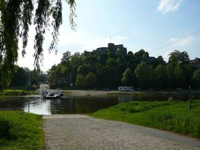 POLLE a. d. Weser. Gierseil Fähre mit Blick auf die Burg