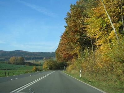 B 64 Odfeld - Hinter der nächsten Kurve ist Eschershausen erreicht.