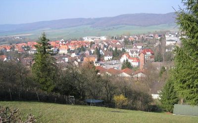Blick über Eschershausen vom Stadtberg aus betrachtet. Im Hintergrund links der Ith Höhenzug, rechts der Hils.